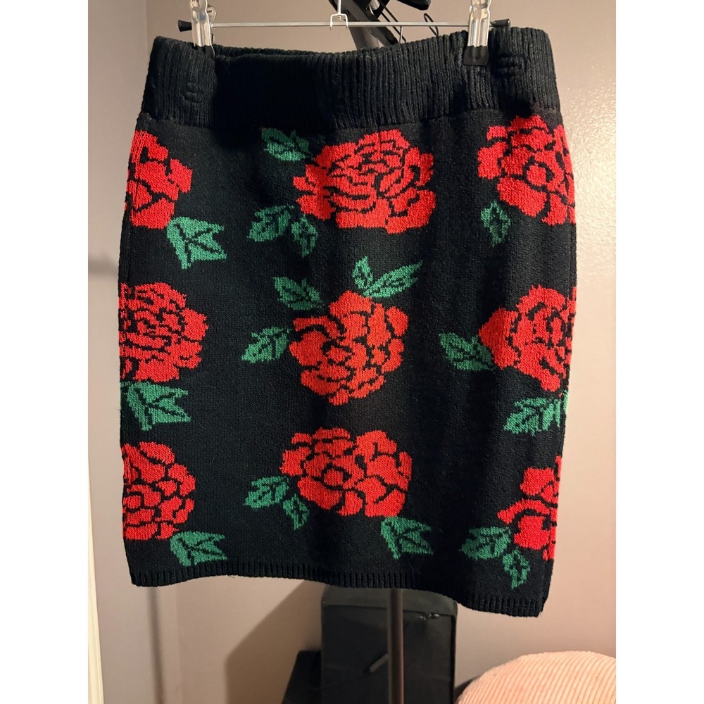 Material Girl Black with Rose Knit Pin Skirt Women's Sz L - NWT